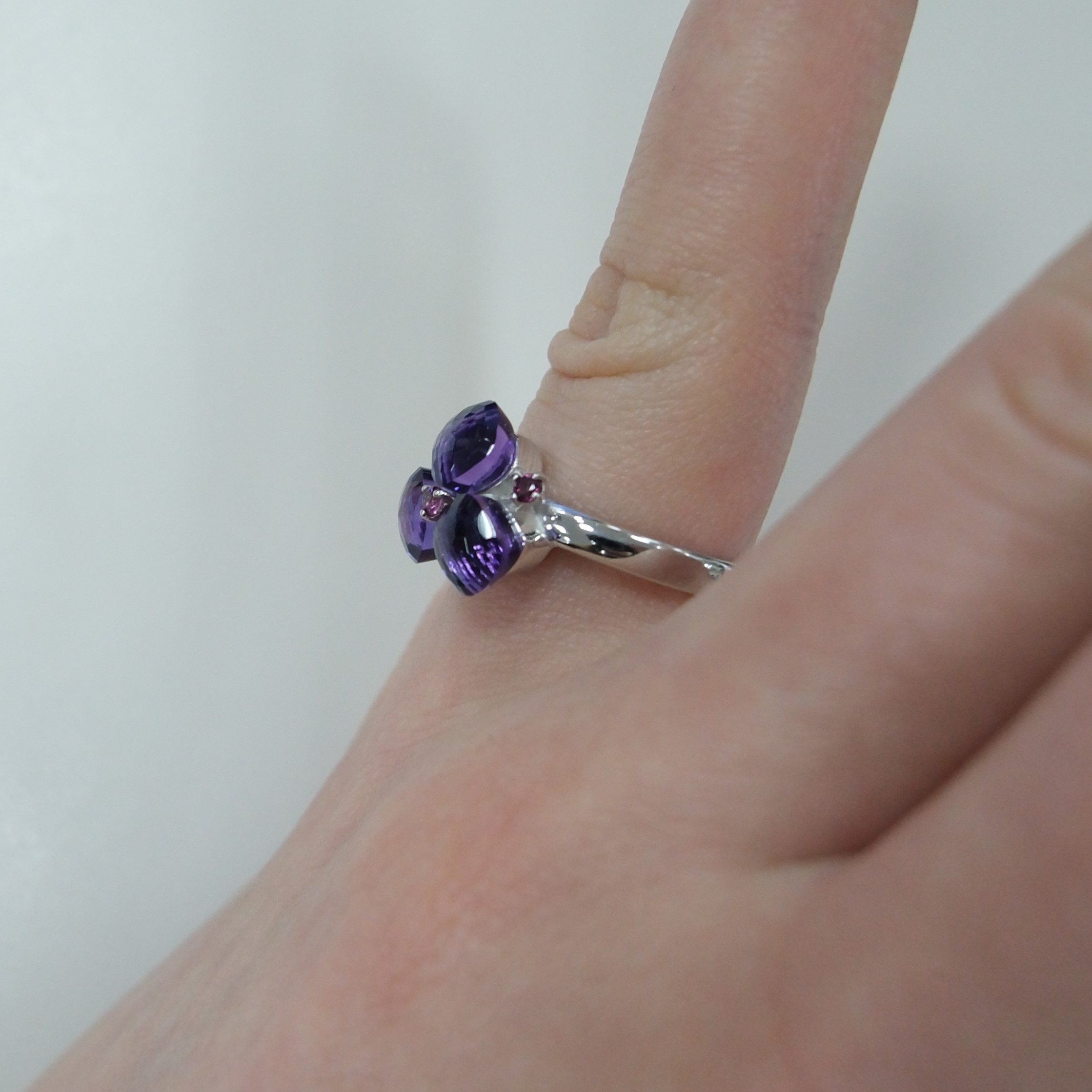 Серебряное кольцо с аметистами